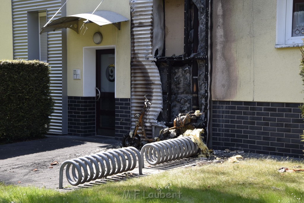 Rollerbrand dann Feuer 1 Fassadenbrand Koeln Gremberg Kroppergasse P12.JPG - Miklos Laubert